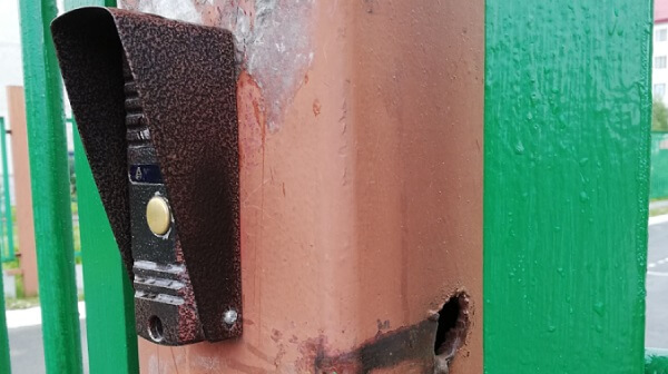 Специалист произвел установку врезного замка в калитку