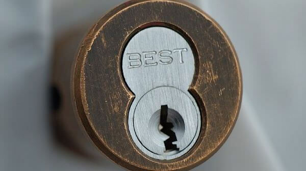 Замена личинки замка входной двери в Астрахани